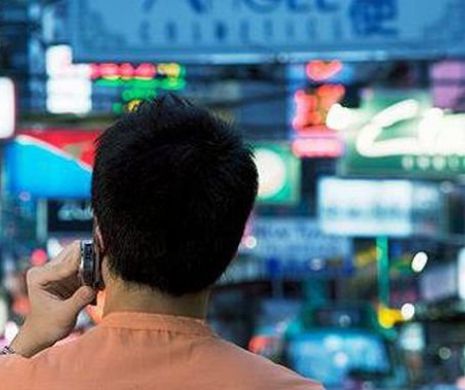 Chinezoaica POSEDATĂ din metrou. TELEFONUL i-a cedat în ultima clipa şi a ÎNNEBUNIT-O. Imaginile filmate arată cum oamenii ŞI-AU PIERDUT UMANITATEA şi s-au ataşat prea mult de TEHNOLOGIE