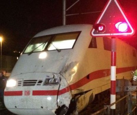 COLIZIUNE între un TREN și UN AUTOCAR cu turiști. Răniții au fost transportați la mai multe spitale
