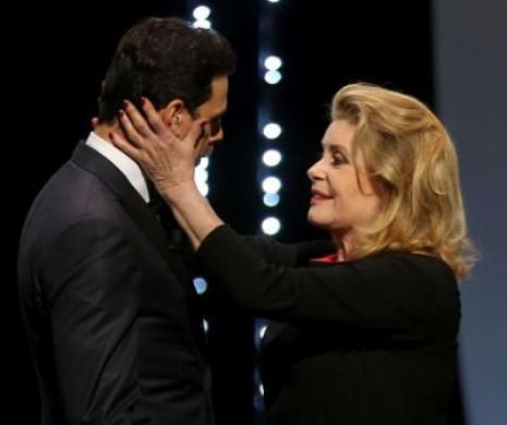 Din cetatea filmului european. Catherine Deneuve şi sărutul nesfârşit cu Laurent Lafitte