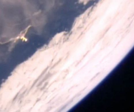 Dovada indubitabilă privind existenţa extratereştrilor. Staţia Spaţială Internaţională a surprins un OZN luminos părăsind atmosfera terestă | VIDEO