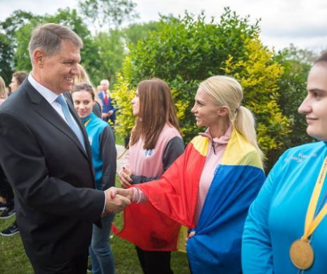 Handbalistele de la CSM au făcut turul Bucureștiului și au fost primite de președintele Klaus Iohannis