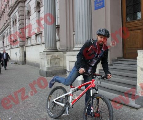 Judecătorul care vine cu bicicleta la instanță