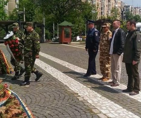 OMAGIU pentru MILITARII ÎMPUȘCAȚI din partea camarazilor răniți în Afganistan. Coroană de flori la MONUMENTUL EROILOR