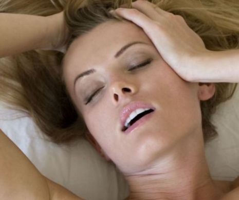 ORGASM nerușinat în PUBLIC. O tânără și-a ȘOCAT IUBITUL în parcul de DISTRACȚII | VIDEO