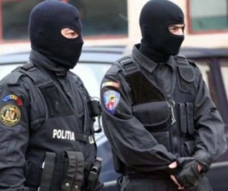 PERVERSUL din Piteşti a fost REŢINUT pentru 24 de ore. BRUTA ar fi încercat să RACOLEZE două minore pentru a-şi satisface POFTELE BOLNAVE. Reacţia mamei celor două fetiţe după ce a aflat de planurile bărbatului