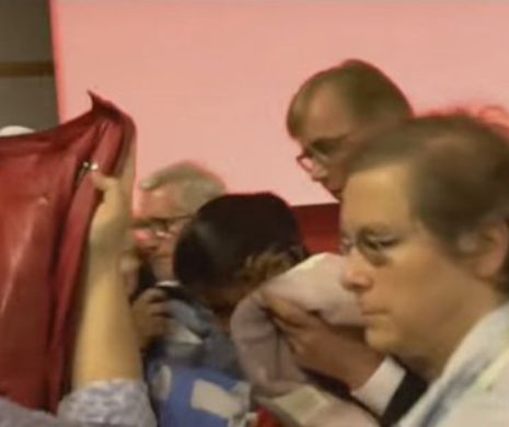 Politiciană LOVITĂ ÎN FAŢĂ cu tort de un tânăr ACTIVIST | VIDEO