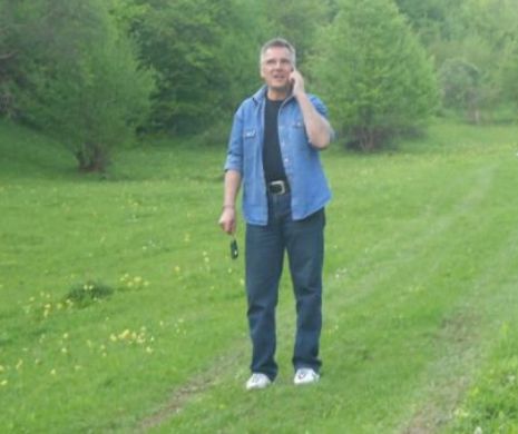 Profesorul care PIPĂIA ELEVELE PE FUND vrea să revină la catedră. El a contestat desfacerea contractului de muncă