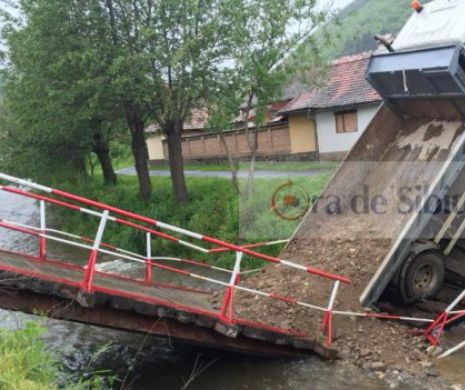 România, ţara în care PODUL SE RUPE şi CAMIONUL CADE ÎN RÂU. Imagini senzaţionale din judeţul Sibiu│VIDEO