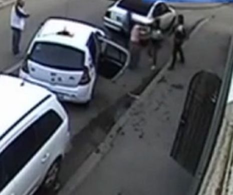 SCENE DE GROAZĂ pe străzile din Galaţi. O mamă este snopită în bătaie fără ca nimeni să intervină