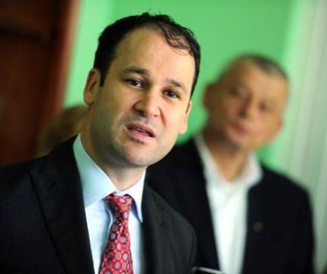 TEZA de doctorat a lui Robert Negoiţă este PLAGIATĂ de la primul până la ultimul cuvânt. “Un plagiat total, complet, exhaustiv. M-a şocat să văd că nimic din conţinutul în baza căruia a devenit doctor nu-i aparţine”