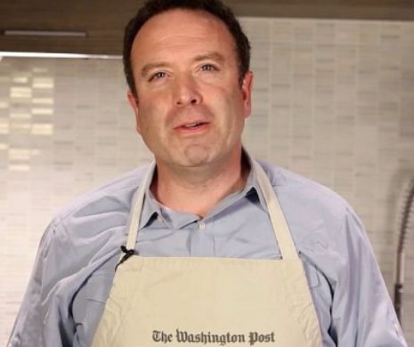 Un editorialist de la Washington Post MĂNÂNCĂ ziarul în care a scris că Trump va pierde | VIDEO