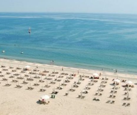 Un turist în stare de EBRIETATE a fost luat de valuri în timp ce era pe o saltea gonflabilă. Cine l-a salvat pe bărbat din VALURILE Mării Negre