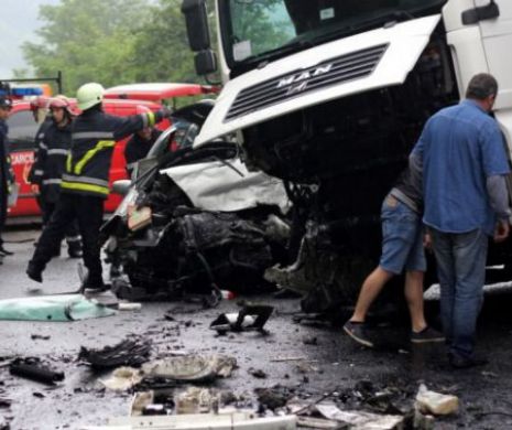 Accident rutier grav pe Valea Oltului. Un TIRa luat foc după ce s-a ciocnit cu un autoturism
