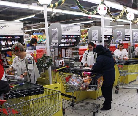 Aproape JUMĂTATE din cheltuielile românilor s-au dus pe MÂNCARE