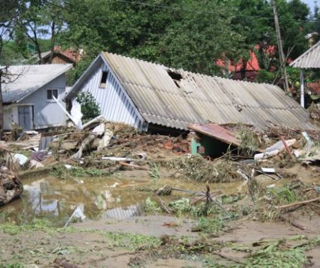 BILANŢUL inundaţiilor devastatoare: 2 morţi, sute de gospodării şi drumuri distruse. Codul Roşu de inundaţii a fost prelungit până sâmbătă