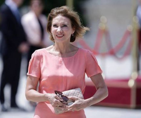 Carmen Iohannis este PRIMA DOAMNĂ şi când vine vorba de LUX. Soţia lui Klaus Iohannis şi-a cumpărat o GEANTĂ în valoare de 3.700 DE EURO | DOVADA FOTO