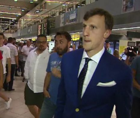Ce s-a intamplat in aceasta dimineata pe Otopeni dupa ce a sosit nationala Romaniei! "Braaaavo, ne-ati facut de ras!" Cum a FUGIT Chiriches printre fani si cum a fost facut praf Tatarusanu. VIDEO