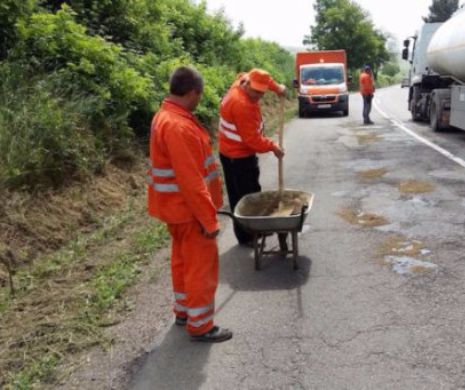 Cea mai “BUNĂ” asfaltare s-a inventat în VASLUI. NISIP și APĂ, folosite pentru astupare GROPILOR | FOTO