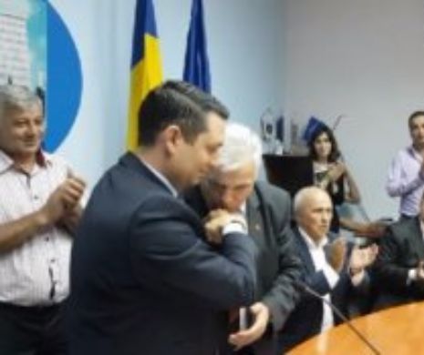 Cel mai PENIBIL moment din istoria Consiliului Județean PRAHOVA. Un consilier I-A SĂRUTAT MÂNA noului PREȘEDINTE | VIDEO