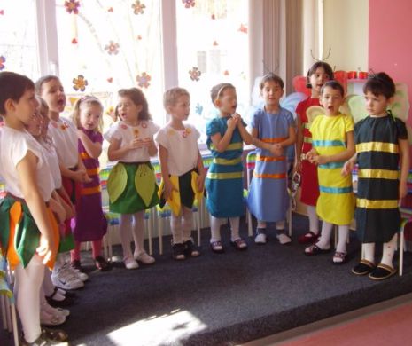 Clipe de GROAZĂ la o grădiniţă din BRAŞOV! Tavanul sălii de clasă s-a PRĂBUŞIT în timpul SERBĂRII de sfârţit de an