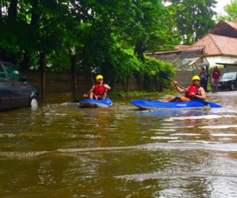 Cluj fac rafting pe străzile inundate de ploile torențiale