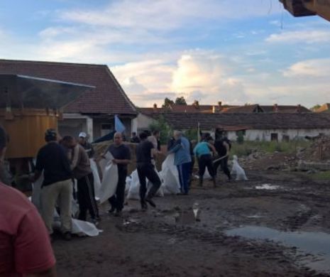 Cod Roșu de inundații, degeaba. Pământul înghite case la Comănești, pasajele au fost inundate în București și mașinile plutesc la Tulcea și Arad