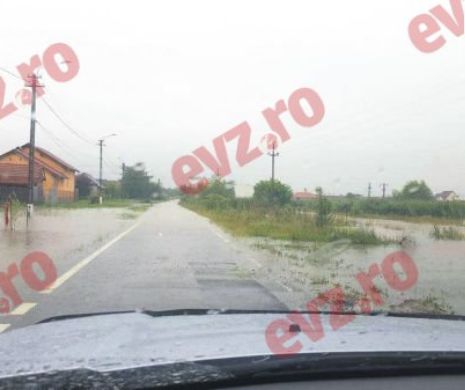 Cod roșu de inundații în jumătate de țară. Zeci de familii au fost deja evacuate