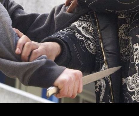 DOI tineri au fost înjunghiați pe litoral în plină stradă