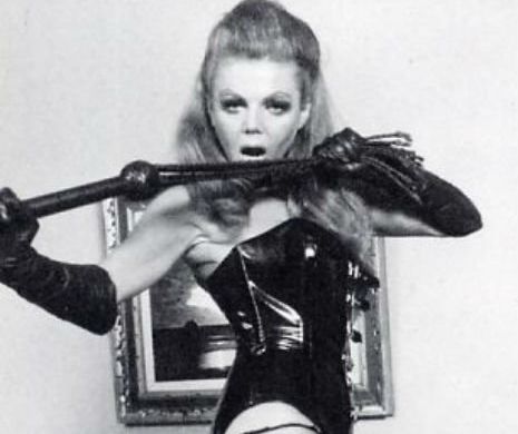 Dominatoarele PERVERSE făceau RAVAGII în anii '60! Fetishurile NEBĂNUITE de pe vremuri i-ar face pe cei mai pudici să ROŞEASCĂ