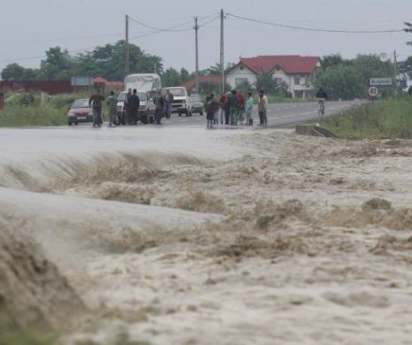 FURIA apelor va face PRĂPĂD. Un Cod Portocaliu și două Coduri Galbene de inundații, în țară