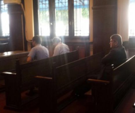 IMAGINE RARĂ CU GABRIEL OPREA. Generalul fotografiat în sala de la ICCJ, în așteptarea primului termen de judecată.