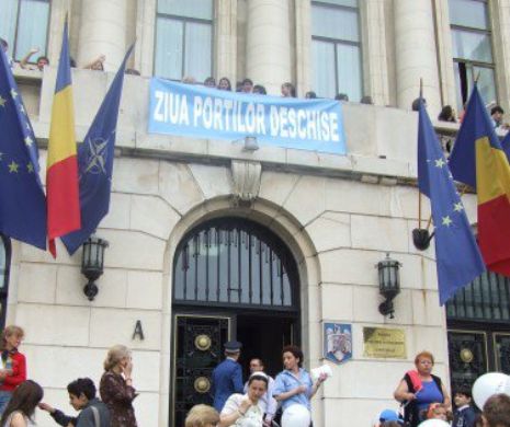 Liber la distracţie pentru copii în Ministerul Afacerilor Interne. Invitaţie la joacă alături de poliţişti, jandarmi şi pompieri  la Ziua Porţilor Deschise