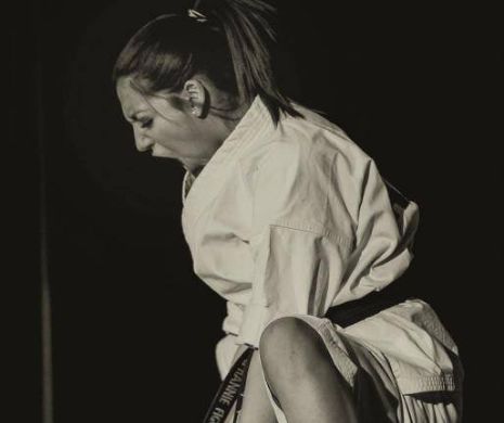 Profesoara de karate s-a pozat goală şi a trimis imaginile unui elev de 11 ani, alături de un mesaj şocant