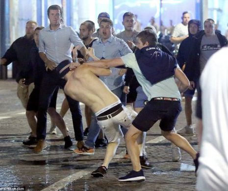 Război total la Marsilia între englezi, francezi și ruși. Huliganii au băgat spaima-n localnici și aproape au distrus centrul istoric | IMAGINI DRAMATICE