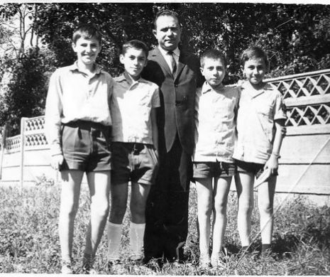 Recunoașteți personajul? În 1968 era doar un puști de 12 ani în pantaloni scurți, acum este cel mai în vogă scriitor român!