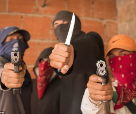 Regii celui mai însângerat oraş al lumii răpesc şi ucid cu sânge rece cot la cot cu poliţia. “Dacă răscumpărarea nu este plătită într-o săptămână, săpăm o groapă de doi metri şi împuşcăm victima direct în faţă”