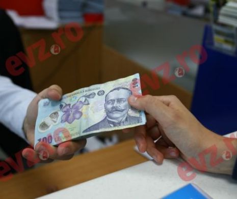 Românii iau credite fără să se informeze