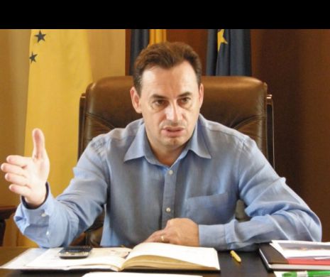 SCANDAL cu tente de MAHALA în direct. Gheorghe Falcă s-a certat cu un SENATOR după ce noul SPITAL din Arad a fost INUNDAT. Declarații HALUCINANTE