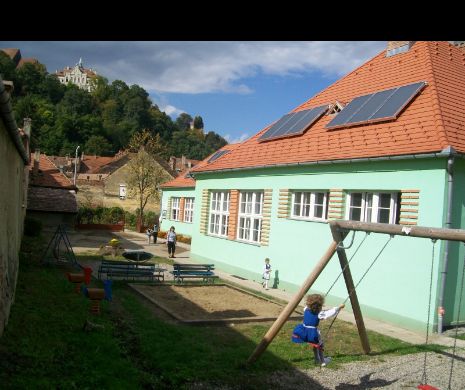 Schiţa viitorului: tot mai mulţi consumatori îţi vor produce singuri energia, iar stocarea electricităţii va fi de bază