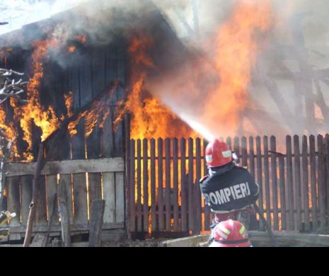 Un hunedorean a INCENDIAT casa vecinului pentru că acesta a REFUZAT să mai BEA cu el