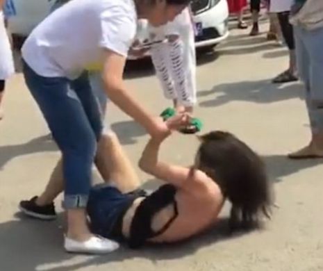 VIDEO ŞOCANT! Se întâmplă sub ochii NOŞTRI! Imagini parcă desprinse din EVUL MEDIU în care o SOŢIE ÎNŞELATĂ  îşi pierde minţile şi o SFÂŞIE în plină stradă pe AMANTA soţului său