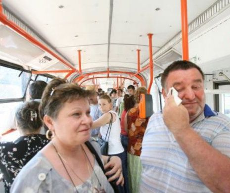 ANOMALIE. Autobuzele RATB nu au aer condiţionat, dar directorii încasează salarii de peste jumătate de milion de lei
