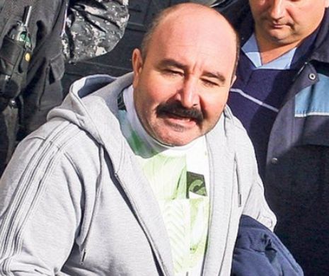 Asta înseamna sa fii mafiot! A jucat table pe plaja milionarilor cu un alai de bodyguarzi dupa el!