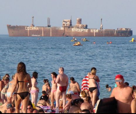 Dezastru pe mare! Epava de la Costinesti s-a rupt în două!