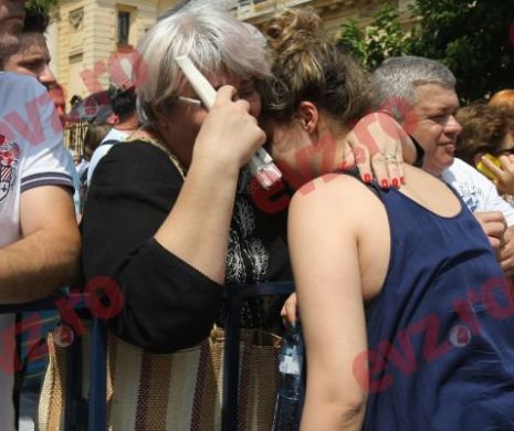 Emoții, lacrimi de fericire sau de necaz, ieri, după examenul de admitere la Medicină: „Încă mai plânge? Resusciteaz-o, fată, resusciteaz-o!”