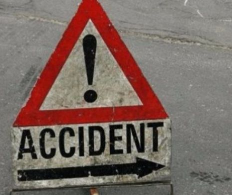 GRAV accident în Iaşi, după ce o PROASPĂTĂ ŞOFERIŢĂ a intrat cu maşina într-o BANCĂ de pe TROTUAR