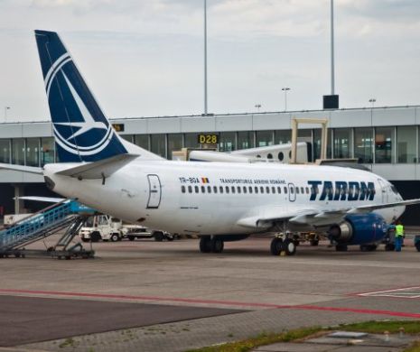 HALUCINANT. Tarom a anunțat DEFECȚIUNE TEHNICĂ pentru că nu a avut aeronavă să opereze cursa București - Timișoara și retur. Peste 150 de oameni au fost ținuți în aerogară, FĂRĂ EXPLICAȚII, ore în șir