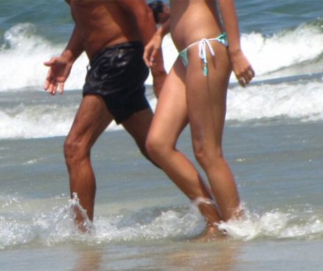 Imagini dementiale la Mamaia! Un barbat celebru de la noi si iubita lui au ramas dezbracati in valuri!
