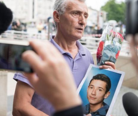 IMAGINI EMOŢIONANTE cu un TATĂ care îşi caută FIUL printre VICTIMELE de aseară din MUNCHEN