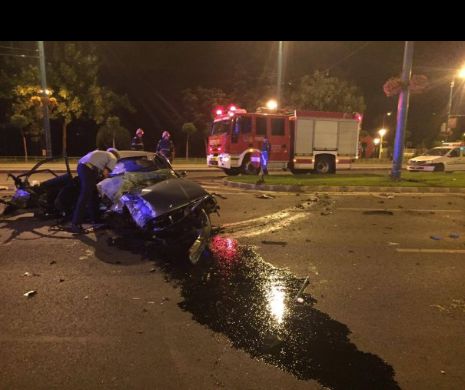 Imagini TULBURĂTOARE. Un BMW cu patru oameni la bord s-a SPULBERAT ÎN BUCĂȚI în urma unei CURSE ILEGALE cu un Audi I VIDEO